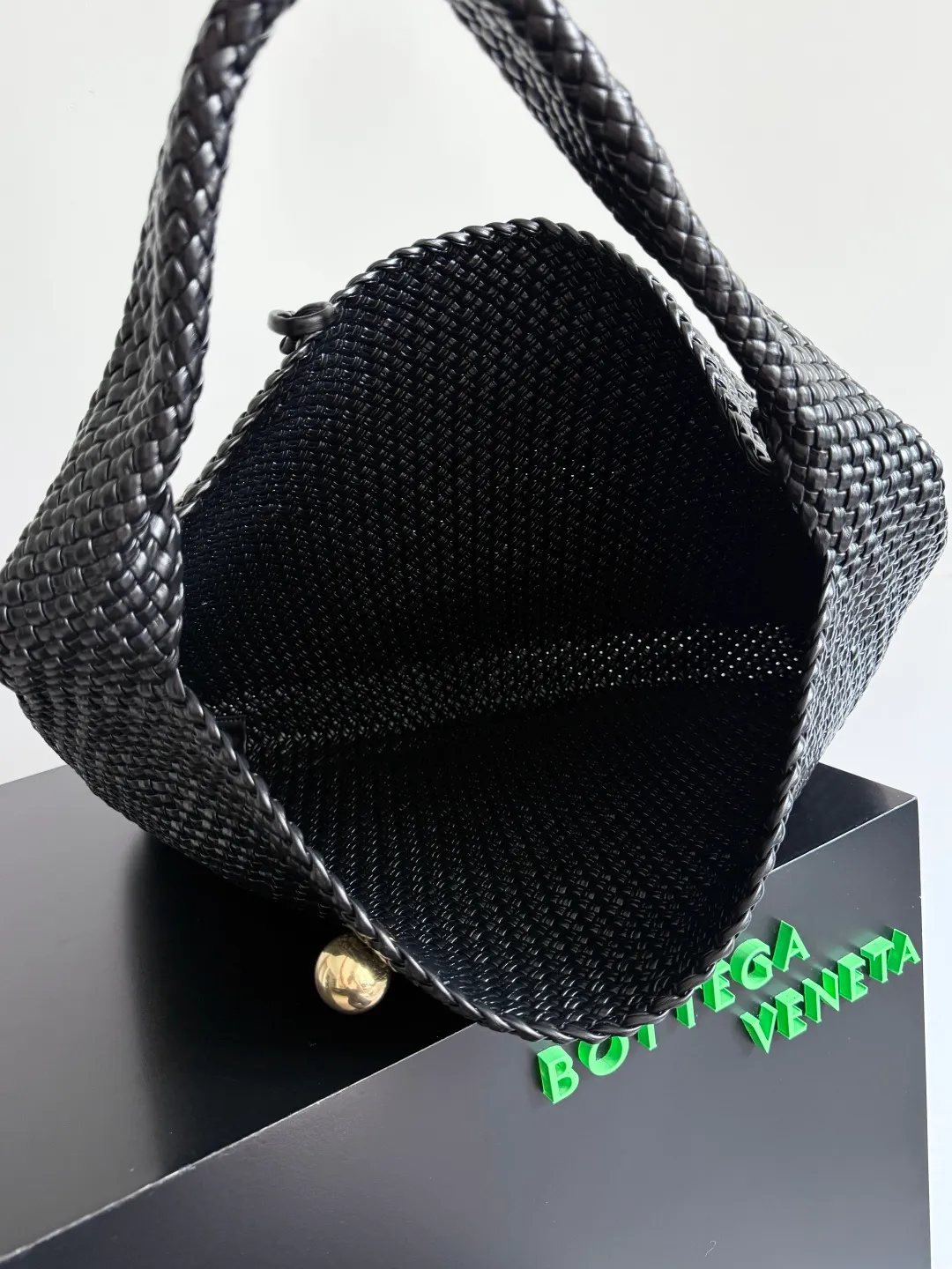 Batch 7360 BOTTEGA VENETA new product large Tosca Baci Baci means Kiss in Italian. Different from the previous Tosca style, this time the entire handbag presents a triangular shape design, and the handle is also designed with a single handle. The delicateness of each stitch of the craftsman's weaving, and the warmth of the handwork are like freshly baked bread! This is a bag that only experienced craftsmen can weave. The lightweight material and large capacity make it easy to carry whether you are an office worker or a student party😍Not only that, this bag is full of fashion, making you the center of attention whether it is for daily outings or important occasions👀 Style number: 762635 Size: 54*39.5*6cm
